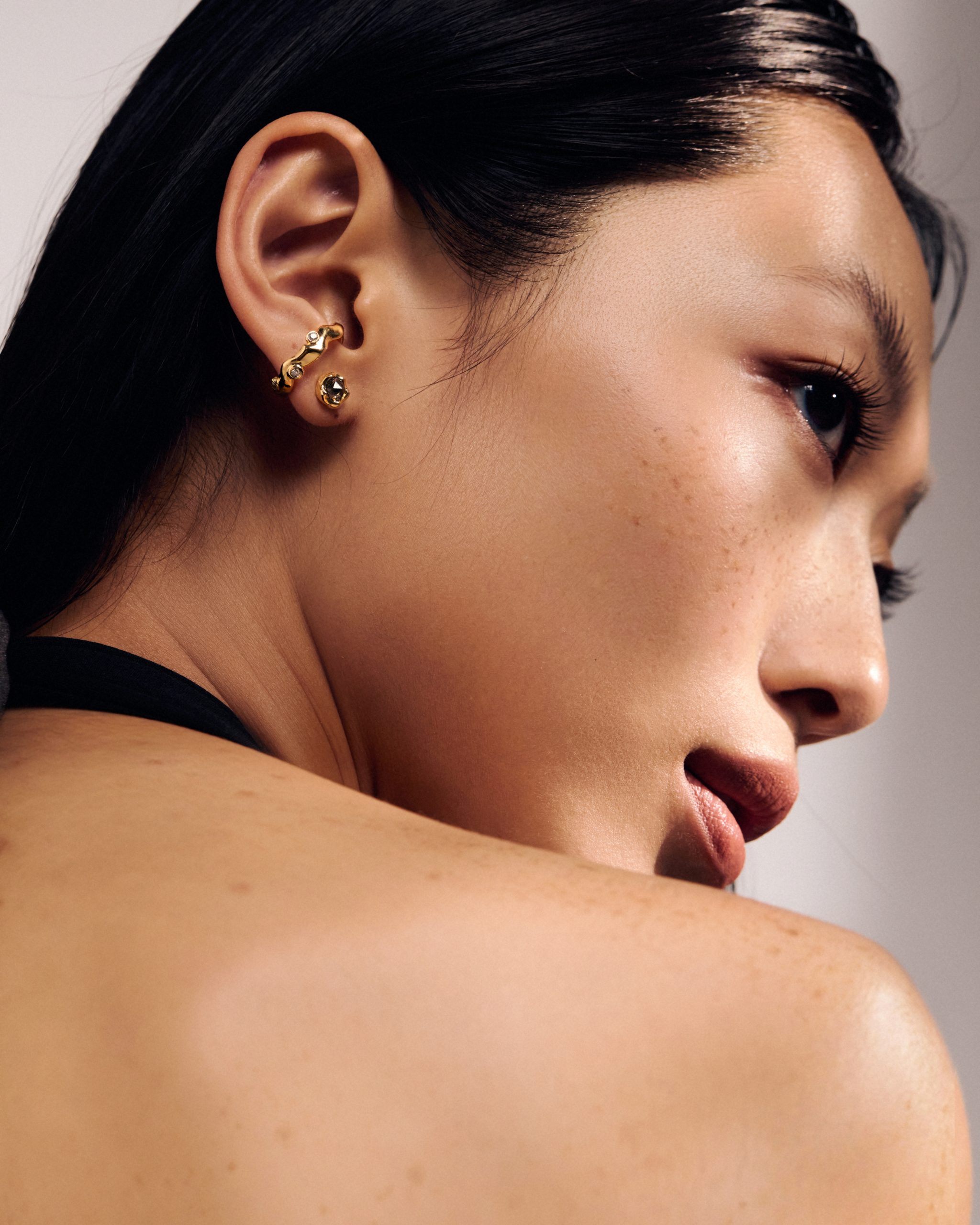 Unbounded Salt-And-Pepper Diamond Earcuff - Image 2