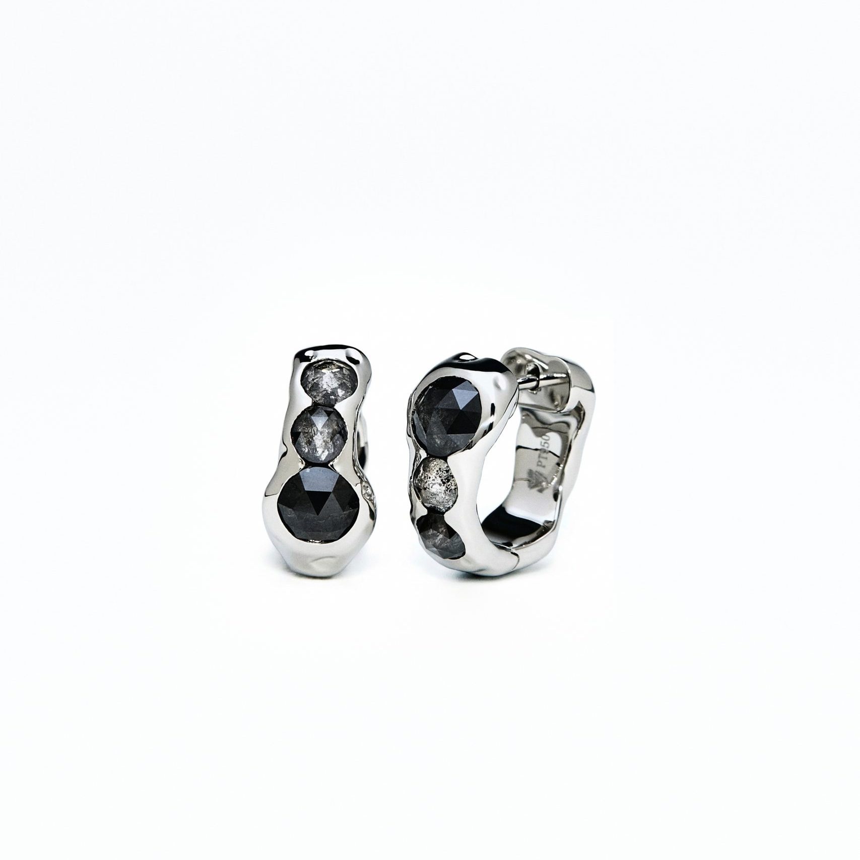 Unbounded Salt-And-Pepper Diamond Ear Hoop (Mid)